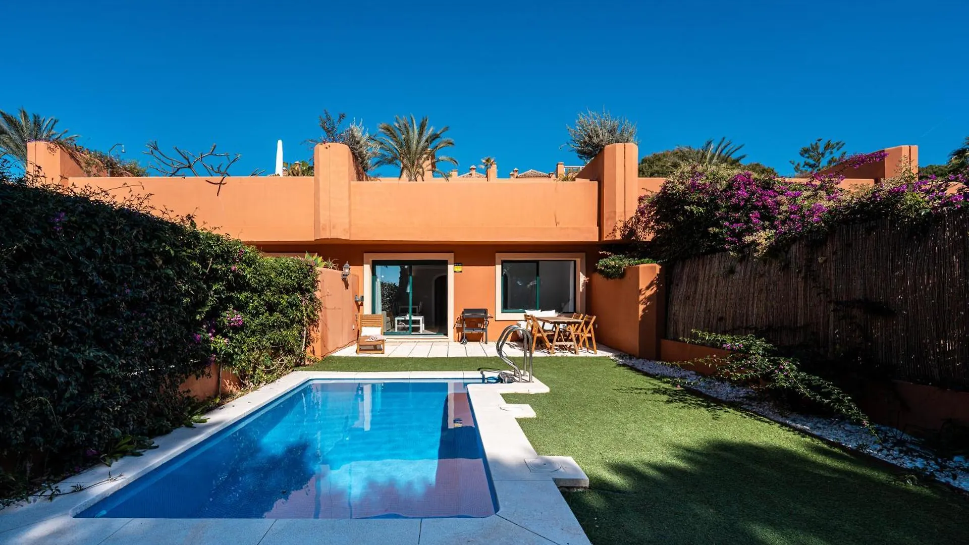 Marbella Retreat: Private Pool & Frontline Golf Apartment