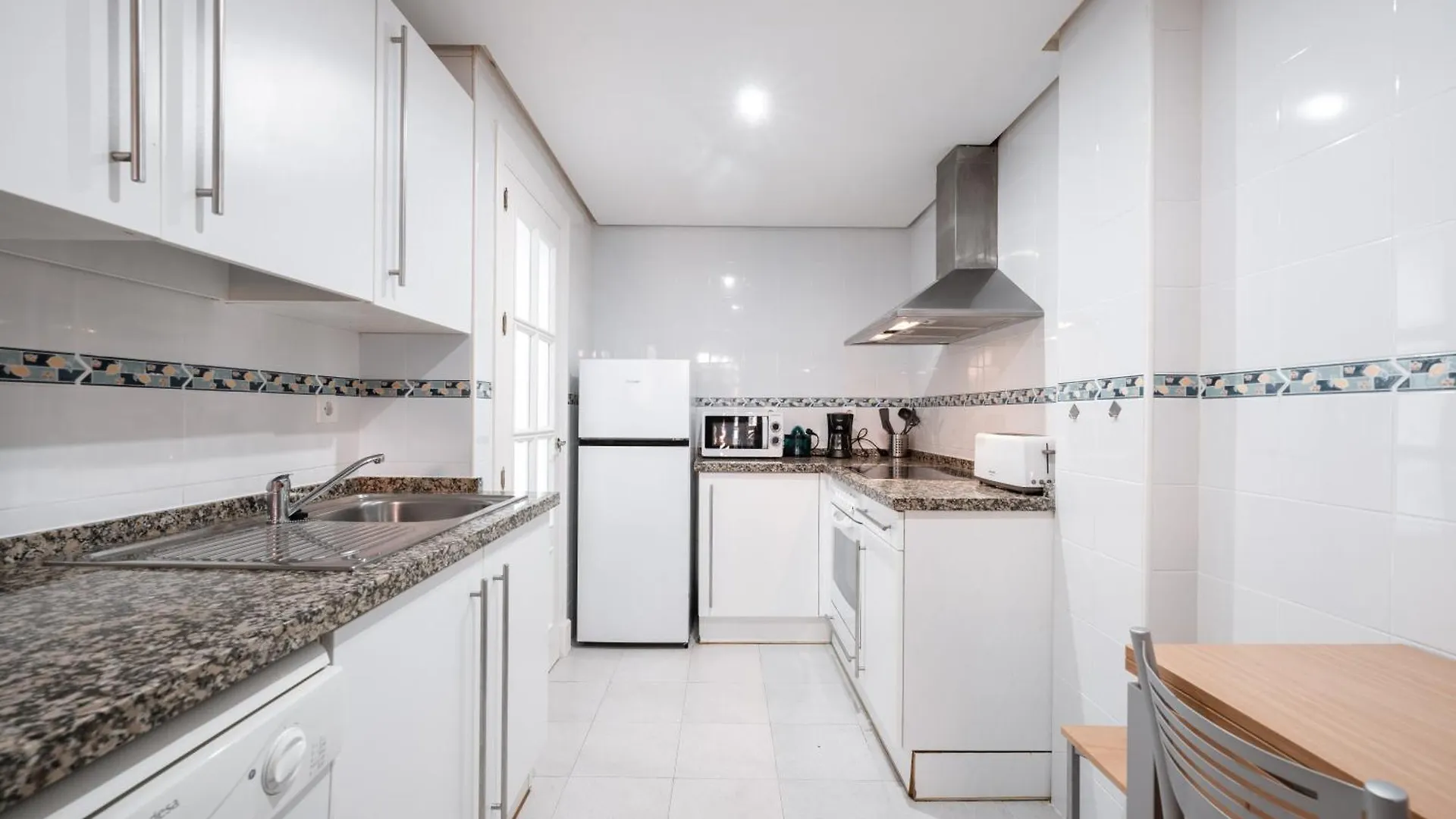 Marbella Retreat: Private Pool & Frontline Golf Apartment