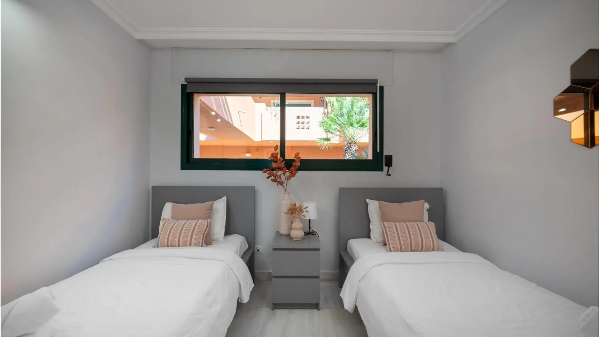 Marbella Retreat: Private Pool & Frontline Golf Apartment 0*,