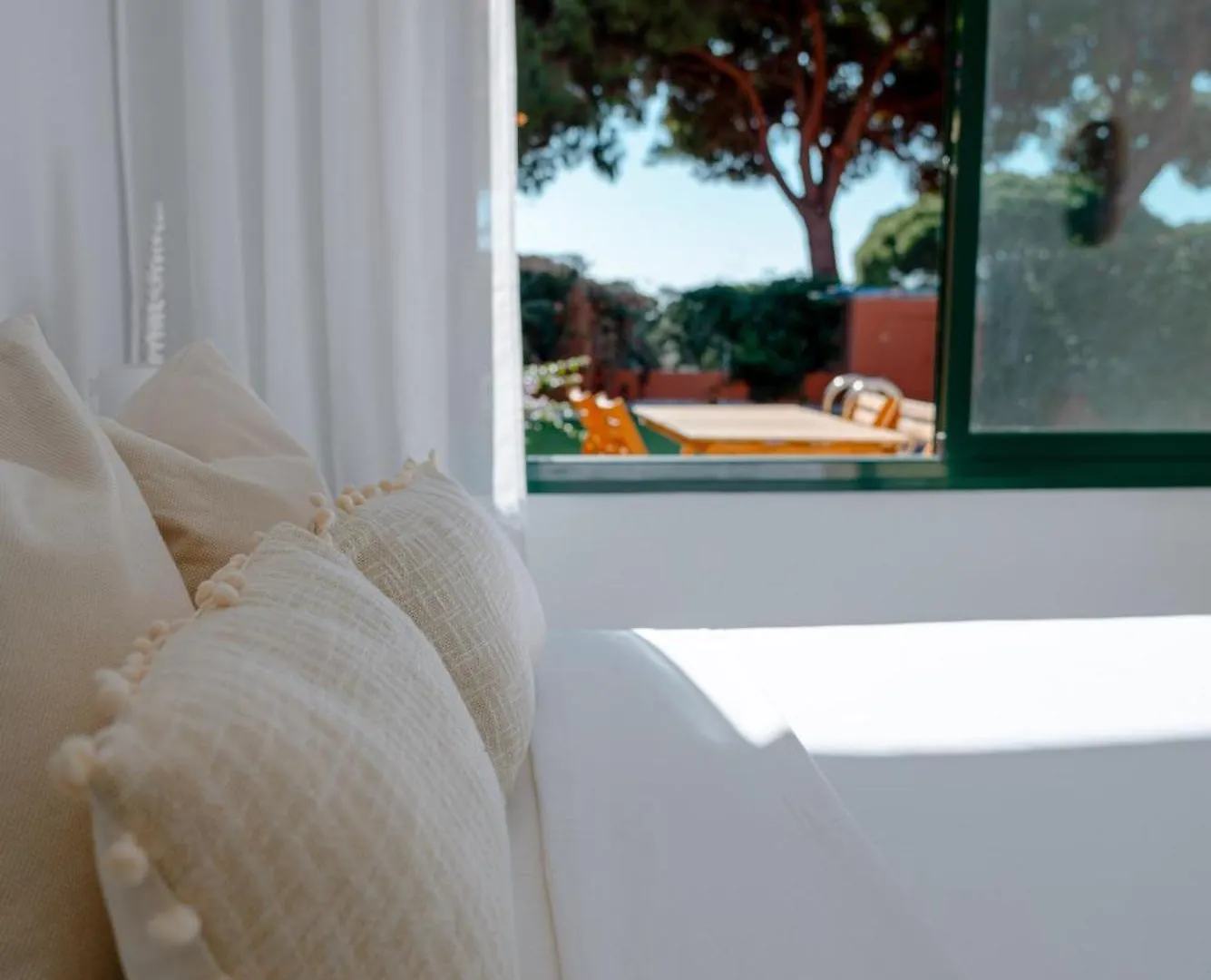 Marbella Retreat: Private Pool & Frontline Golf Apartment