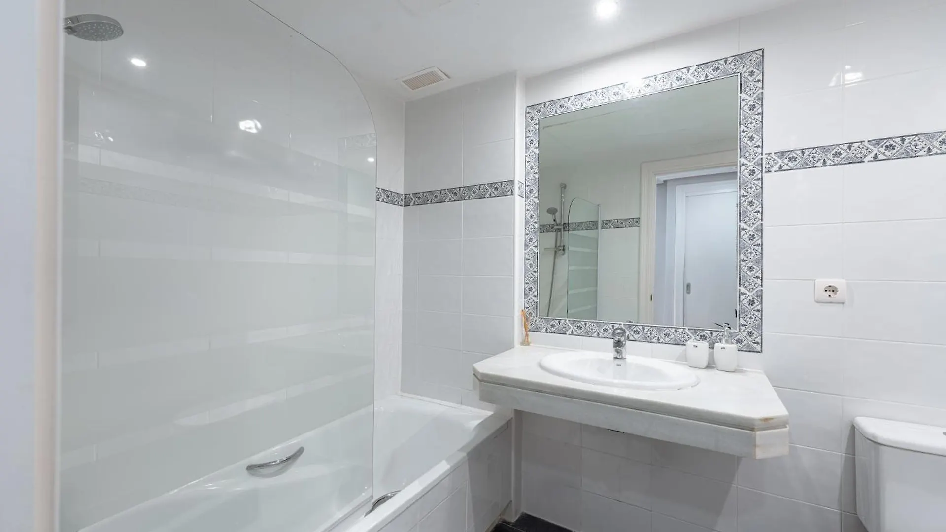 Marbella Retreat: Private Pool & Frontline Golf Apartment