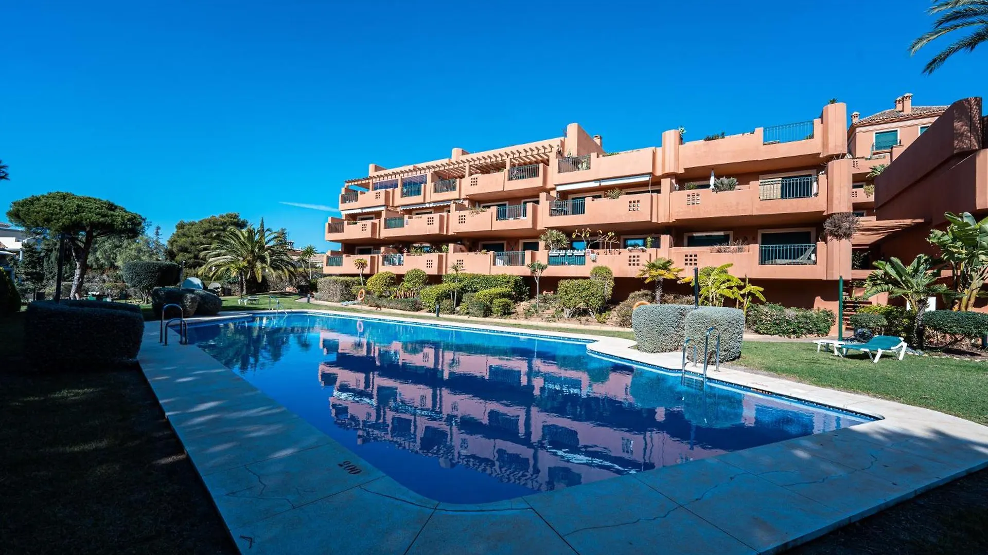 Marbella Retreat: Private Pool & Frontline Golf Apartment