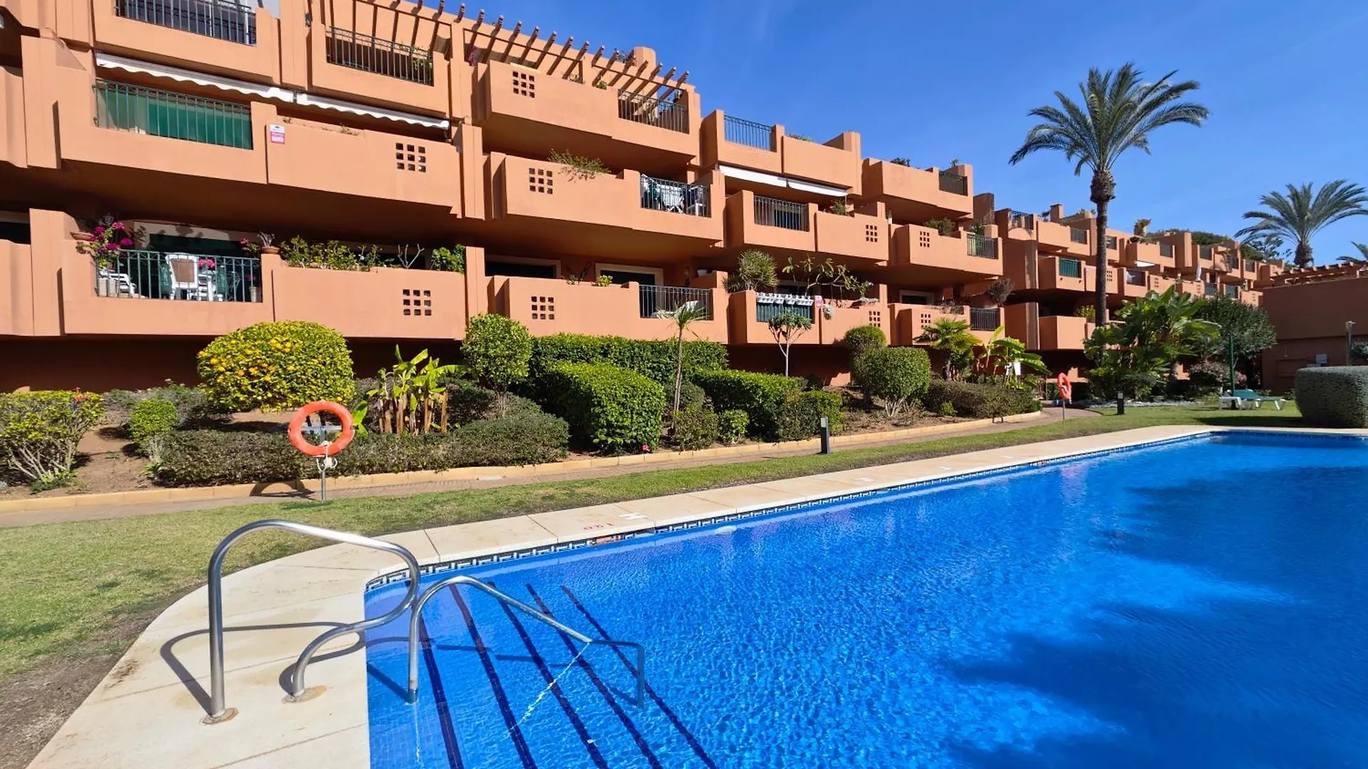 Marbella Retreat: Private Pool & Frontline Golf Apartment